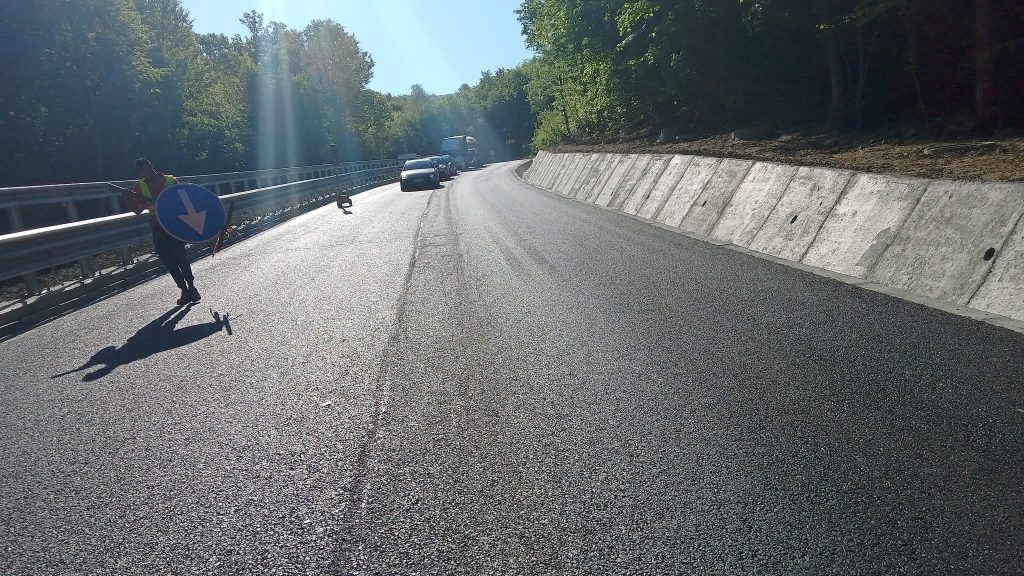 Accident rutier pe DN 10, la Ciuta. Un motociclist este transportat la spital