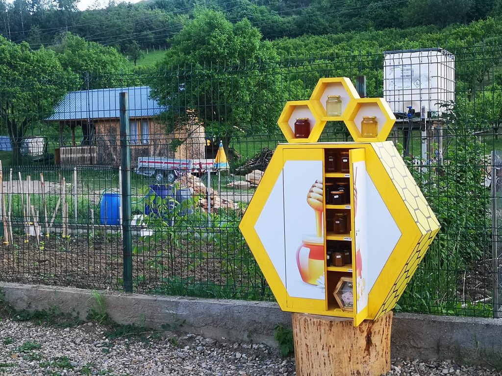 (FOTO) Proiectul inedit al unui apicultor buzoian: miere cu autoservire, direct la poarta fermei
