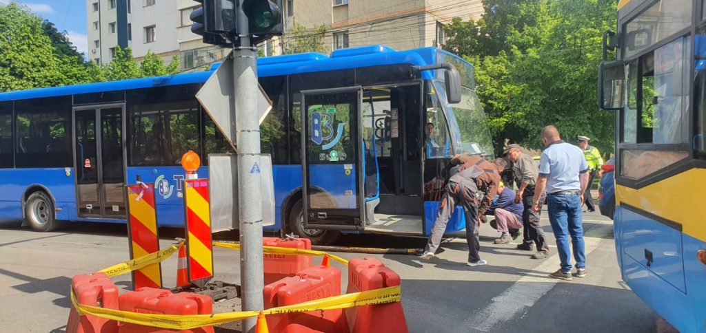 (VIDEO & FOTO) Au rămas cu…autobuzul în drum. “Circul” din mijlocul intersecției