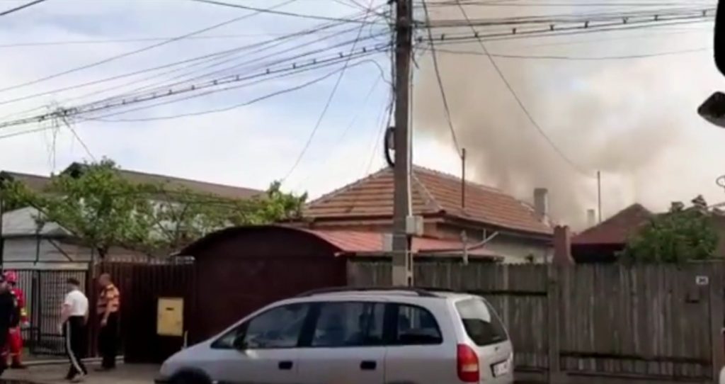 Incendiu de proporții în municipiul Buzău. Ard trei gospodării