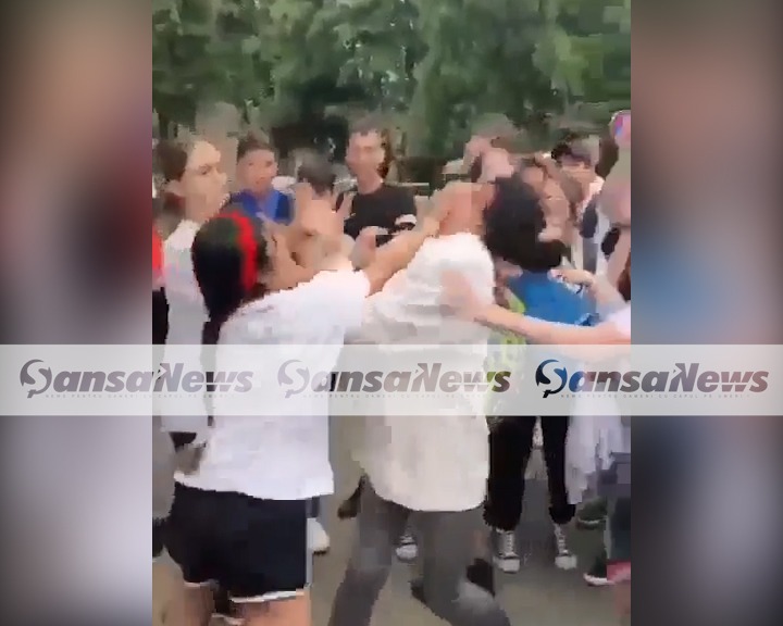 (VIDEO) Bătaie în plină stradă, între două eleve, încurajată de colegi