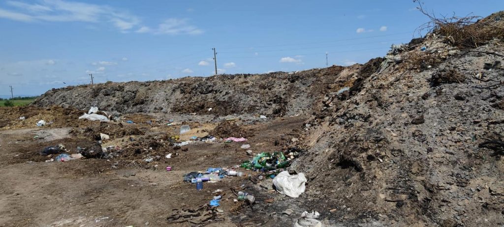 (FOTO) ”Recolte” de gunoaie pe câmpurile din Buzău! Primăria Smeeni, amendată pentru gropile ilegale de gunoi