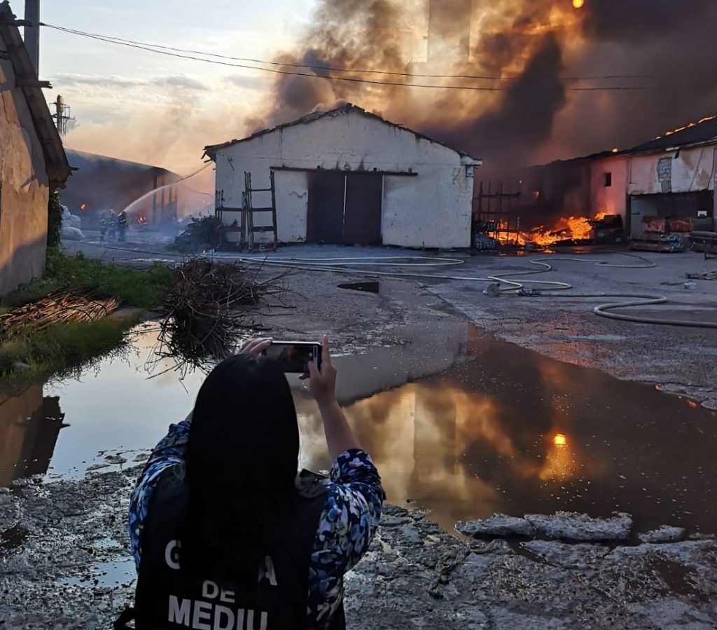 Firma responsabilă de incendiul din Mihai Viteazu, îngropată în amenzi și obligații