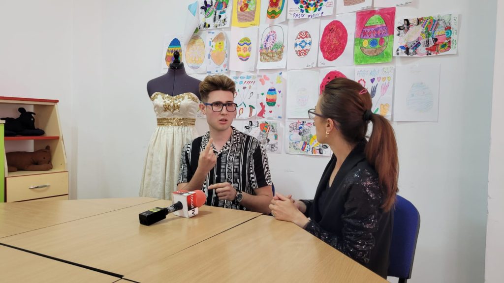 (FOTO&VIDEO) Povestea impresionantă a tânărului pentru care deficiența de auz nu e o barieră. Despre modă, fotografie și cum a reușit să ajungă șef de promoție