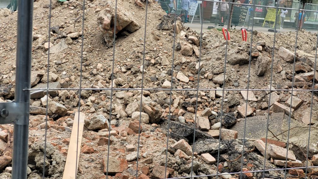 (FOTO) Sunt sau nu vestigii arheologice? Ce au scos la iveală săpăturile din centrul Buzăului