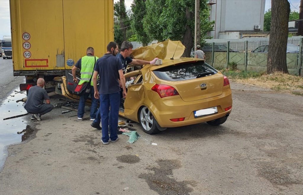 Mașină făcută praf, șofer rănit