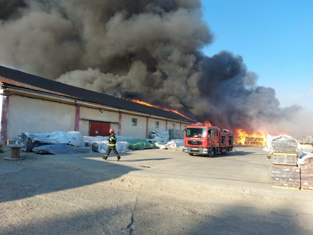 E grav! In hala unde a izbucnit incendiul din Mihai Viteazu era activitate de producție pentru care APM nu dăduse autorizație