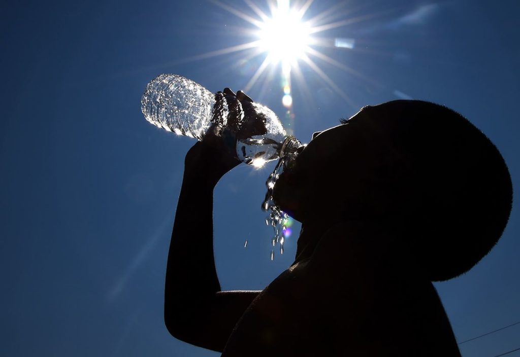 Regula celor 2 l de apă pe zi nu se aplică și în zilele caniculare. Cum să calculezi corect cantitatea de apă necesară pentru un organism hidratat