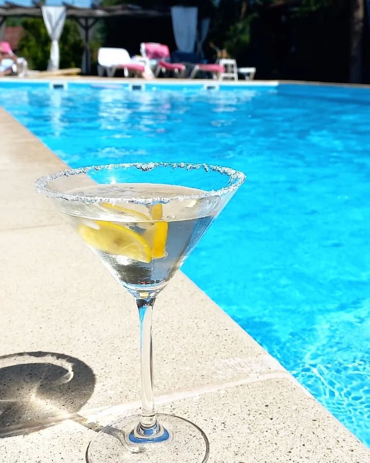 Piscinele, oaza de răcoare din zilele toride. Cât costă bălăceala