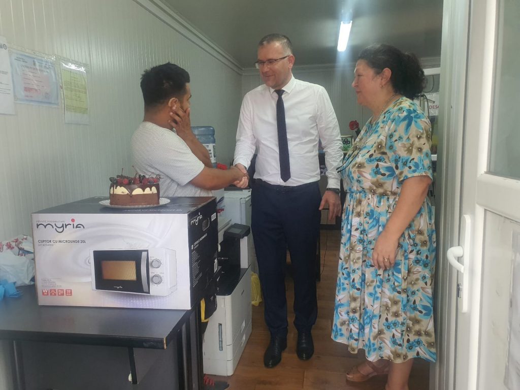 Ce musafir-surpriză a avut un tânăr cu deficiențe de auz din Buzău, de ziua lui. Cadoul la care nici nu se aștepta