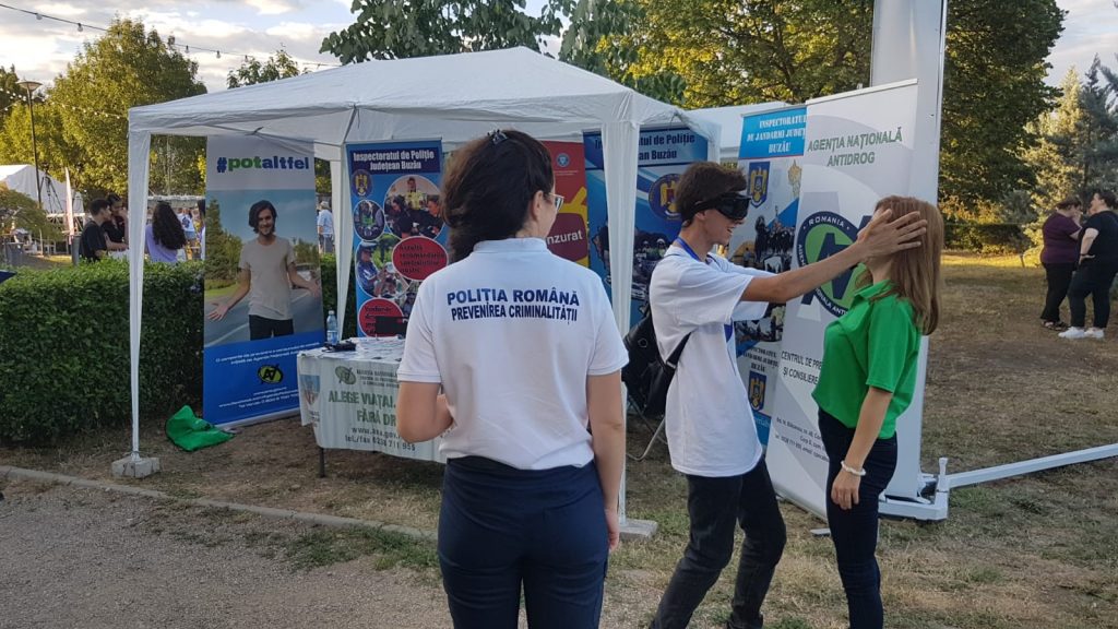 (FOTO&VIDEO) Mesajul transmis de polițiști tinerilor dornici de distracție: ”Vă puteți simți bine și fără droguri!”