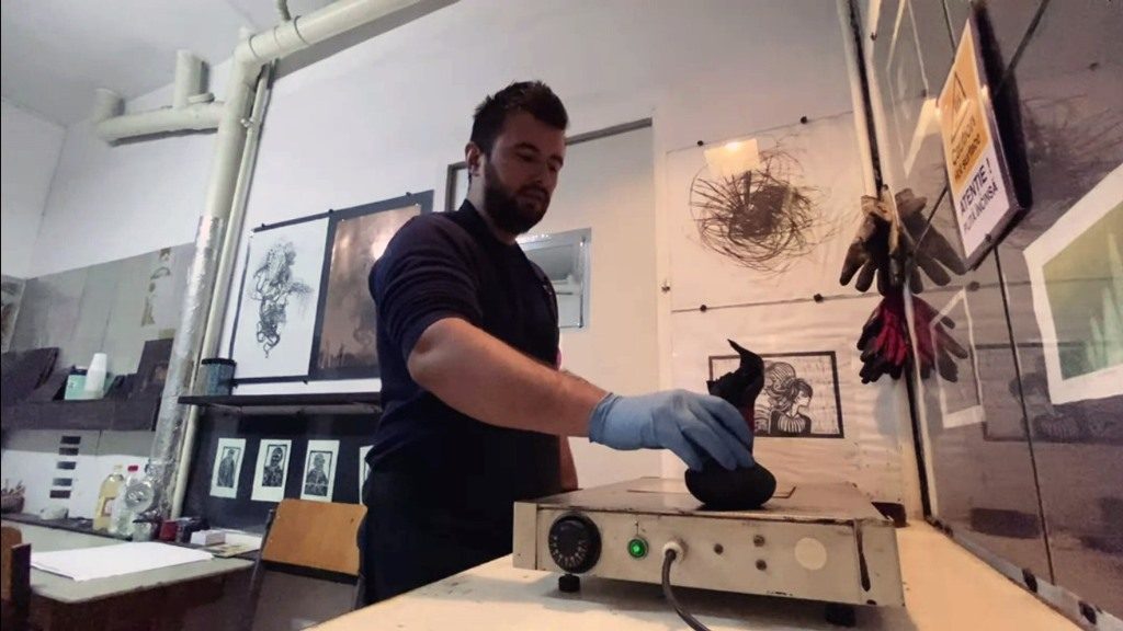 Povestea buzoianului care îi învață gravura pe studenții de la Arte: ”Gravura contemporană a dobândit influențele hotărâtoare ale tehnologiei”