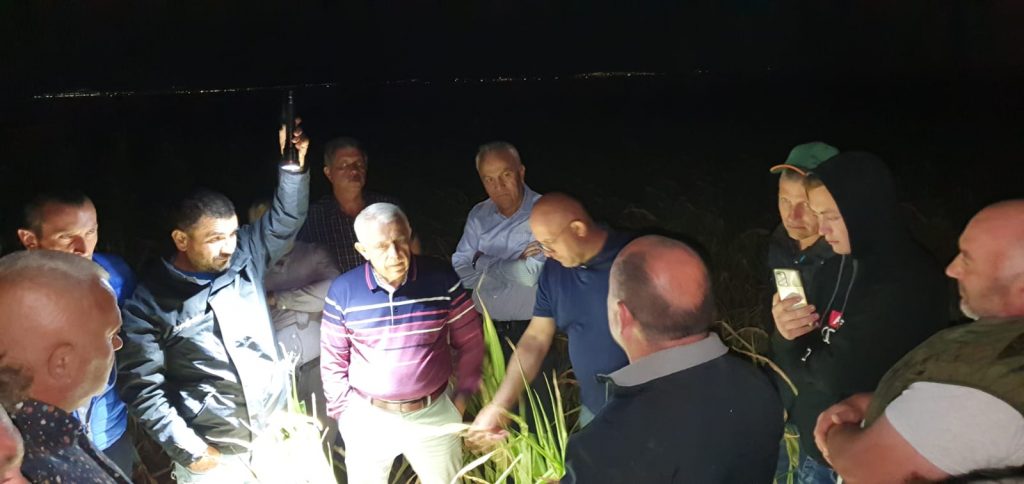 Învățăturile ministrului Daea de la vizita nocturnă pe câmpul de la Vâlcelele. Ce decizie a luat pentru fermieri