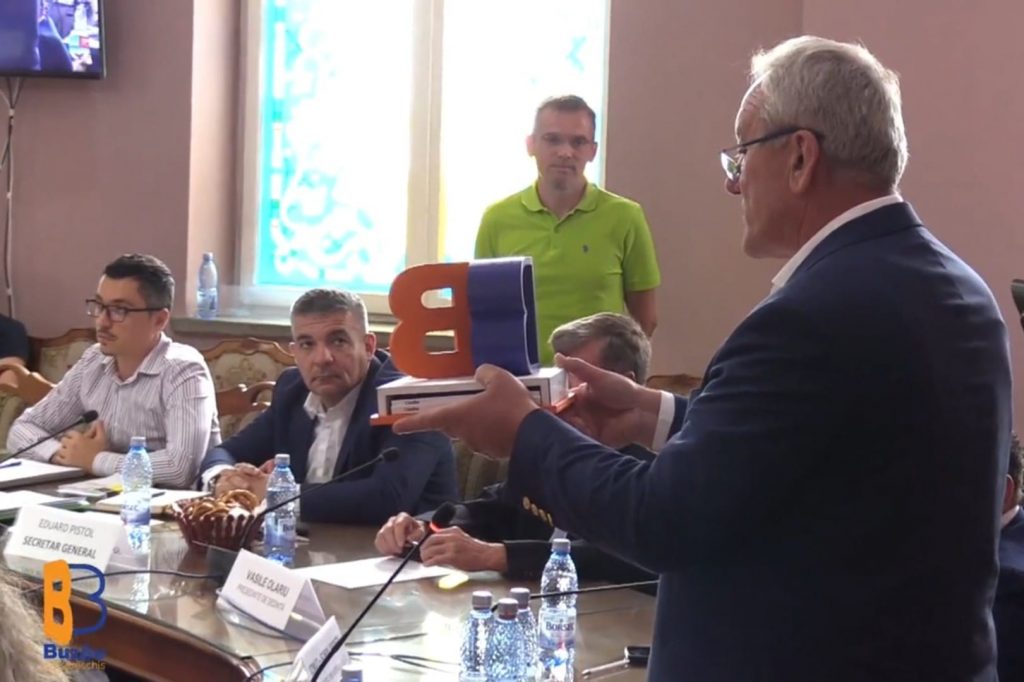 ”I-am spus primarului: Nu cred că-i corect ca jurnaliștii să nu poată să întrebe”. Declarația jurnalistului Adelin Petrișor, premiat într-o sală fără presă