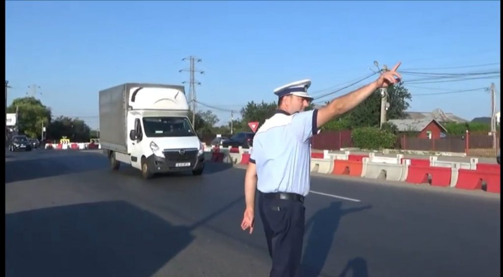 Polițiștii din 3 județe, în alertă! O femeie îngrozită le-a cerut ajutorul, după ce a fost urmărită în trafic kilometri întregi