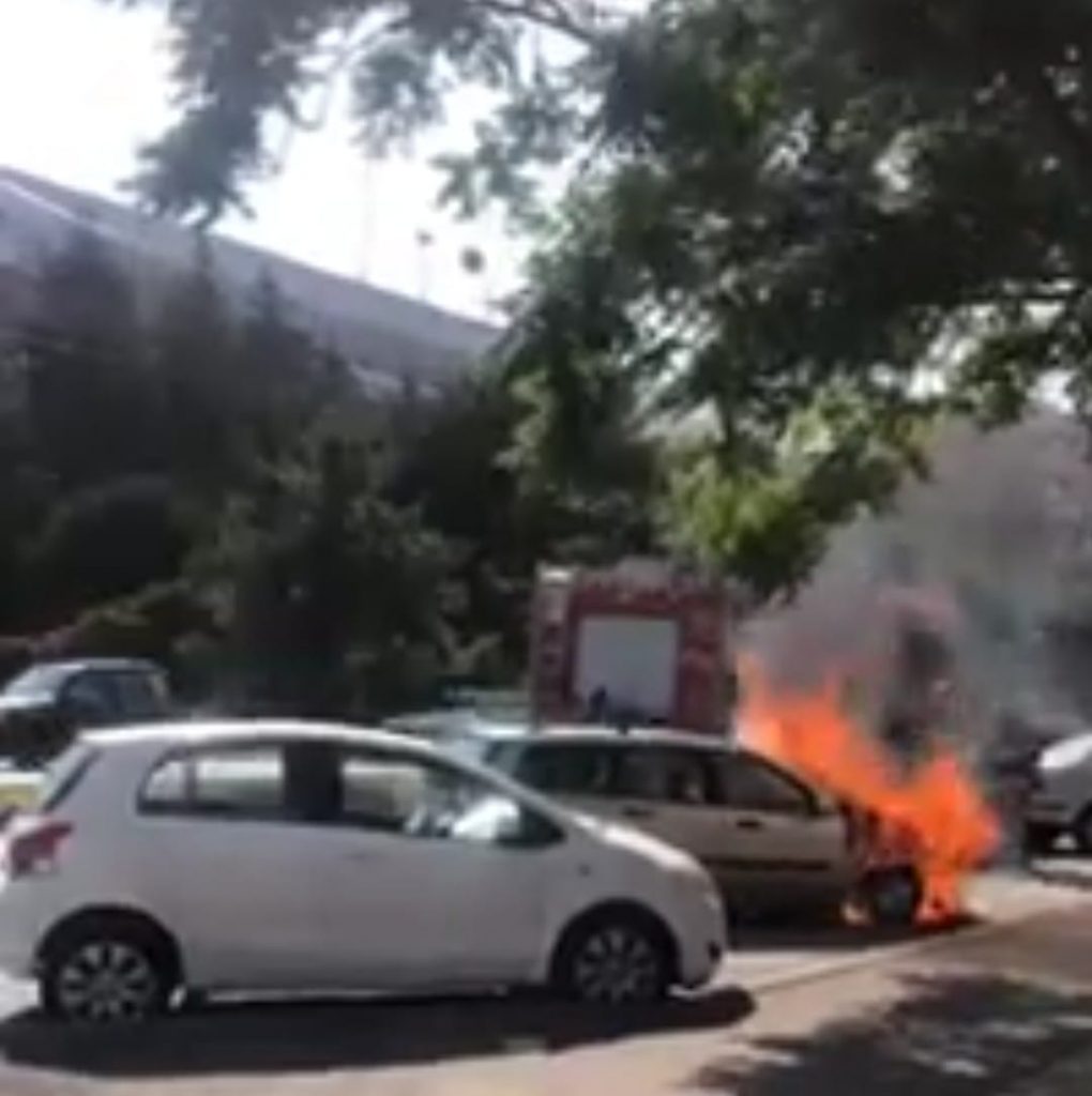 (Video) O mașină a luat foc în mers, pe un bulevard din municipiul Buzău
