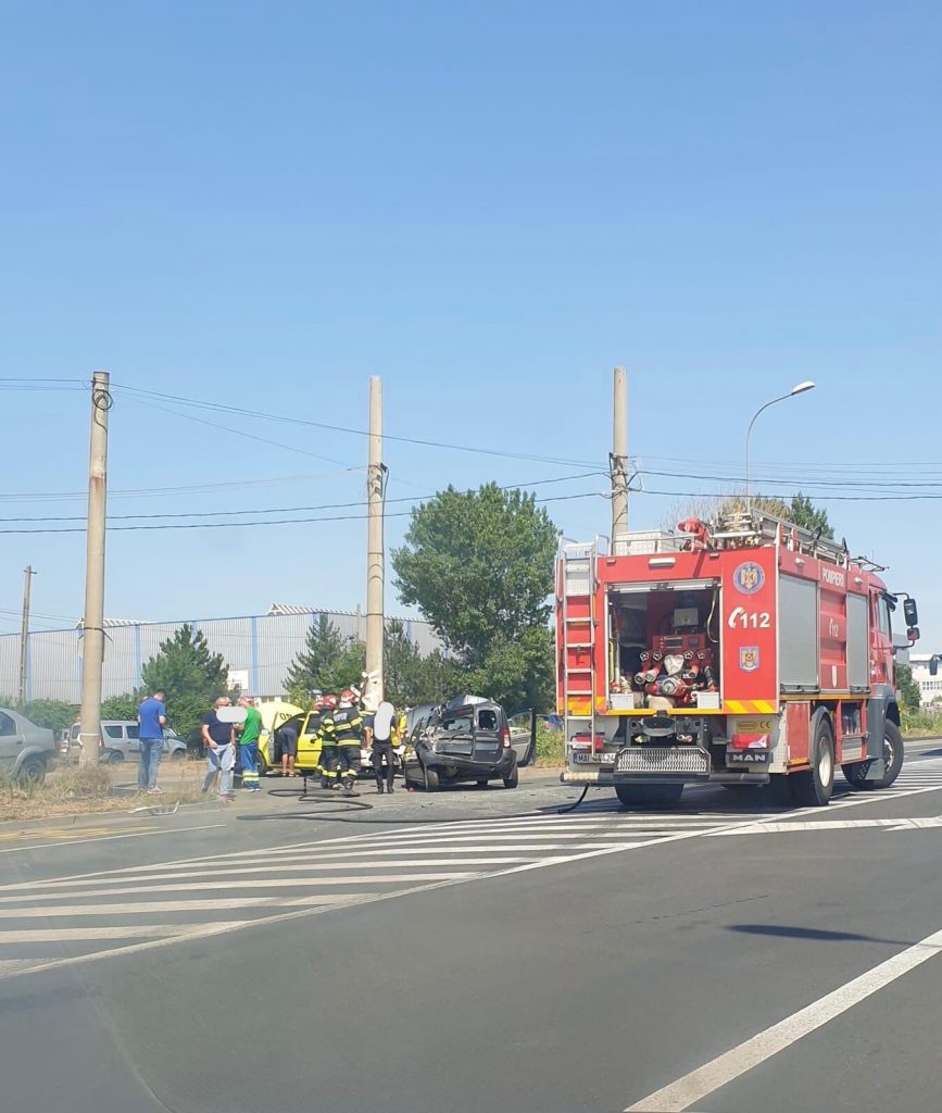 Carambol pe Bulevardul Industriilor. O femeie a ajuns la spital