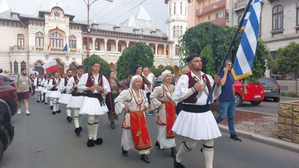 (FOTO&VIDEO) Spectacol în centrul Buzăului. Parada portului popular a atras privirile și admirația buzoienilor