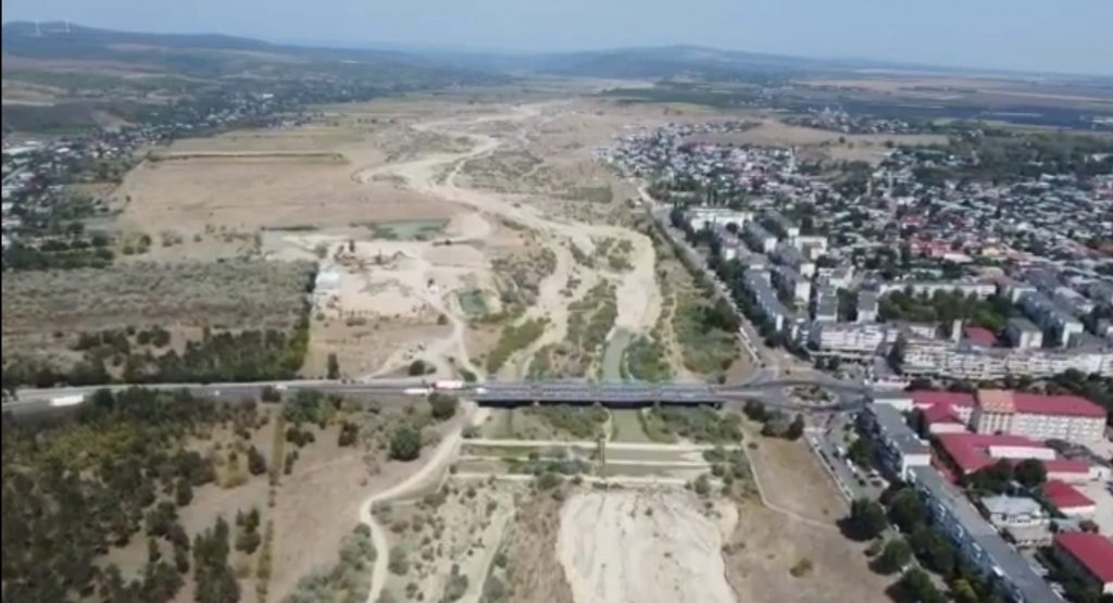 Imagini incredibile, filmate cu drona, în Buzău. Județul pierde lacuri și râuri din cauza secetei extreme