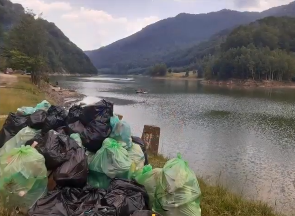 Plasticul a invadat apele din Buzău. PET-uri, pahare sau… papuci, în râuri și lacuri. Vietățile acvatice sunt în pericol!