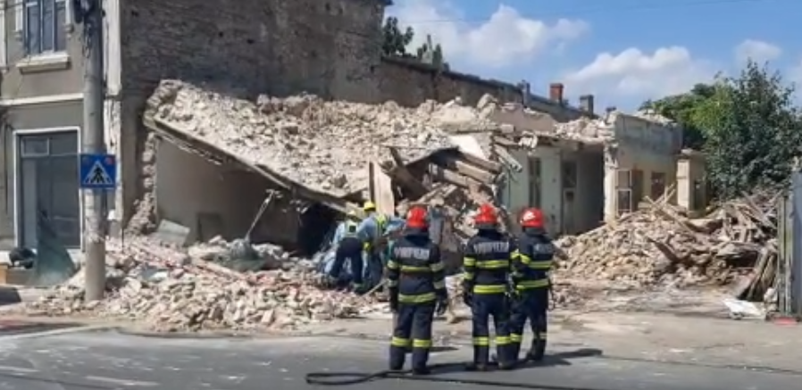 Pompierii, chemați de urgență după ce o țeavă de gaze a fost fisurată. Traficul este restricționat