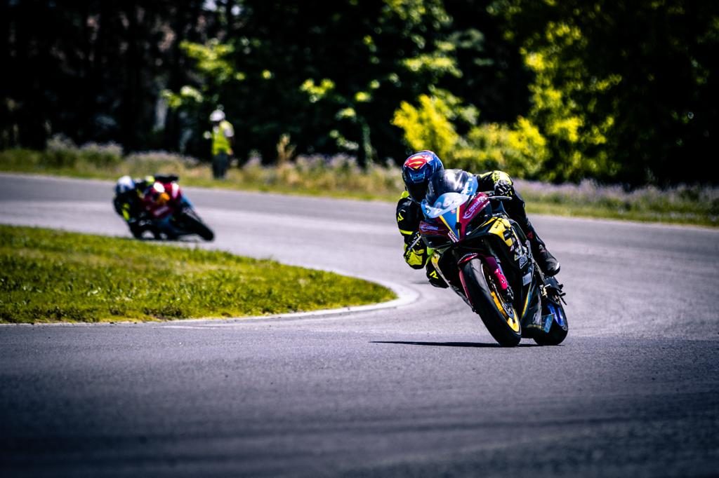(FOTO) Vlad Chivu, campion național la motociclism! Cine este buzoianul care nu știe ce înseamnă locul doi