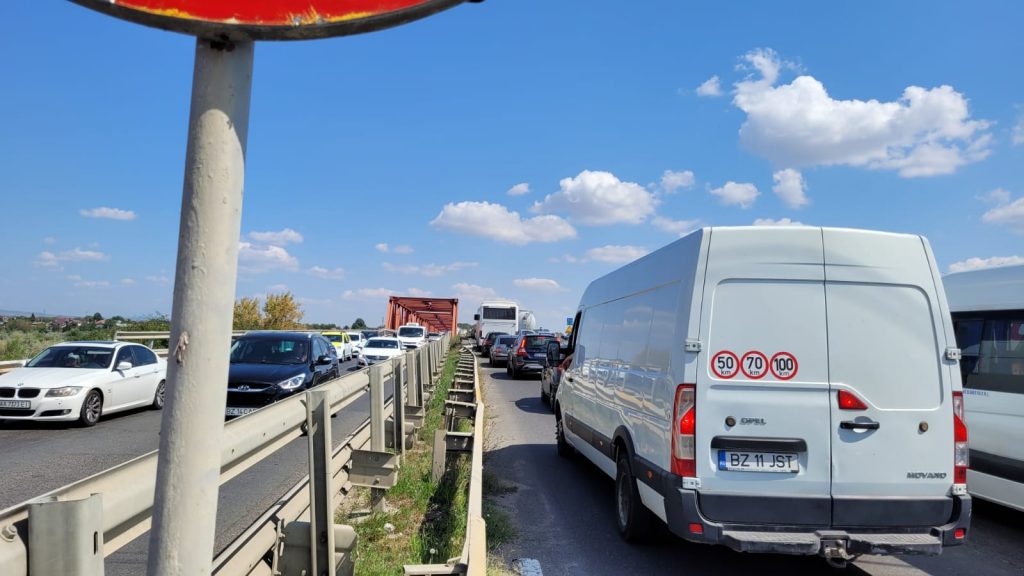 Ieri: „Buzăul este orașul traficului însângerat!” Azi: asfaltare și trafic fluent, în același timp. Cineva să dezlege misterul!