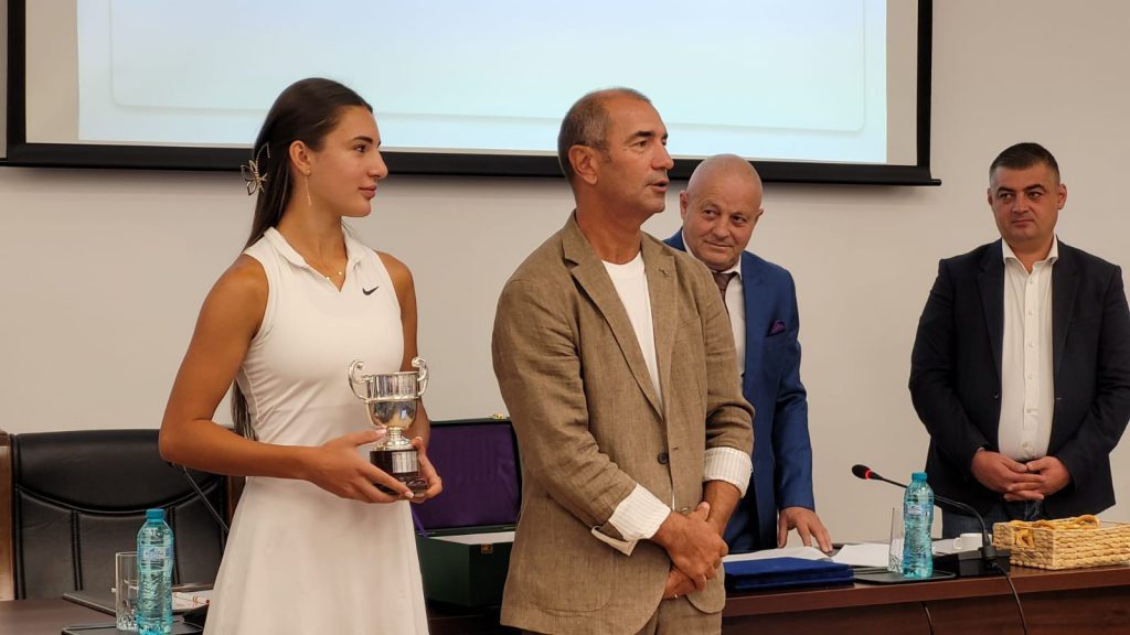 (FOTO&VIDEO) Excelența, premiată la Consiliul Județean. Campioana de la Wimbledon, printre performerii răsplătiți
