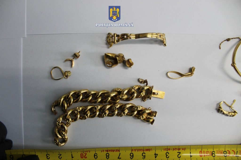 (FOTO & VIDEO) Bijuterii din aur trimise din Spania prin curier, confiscate de polițiști. Coletul conținea peste 1 kg de inele și brățări