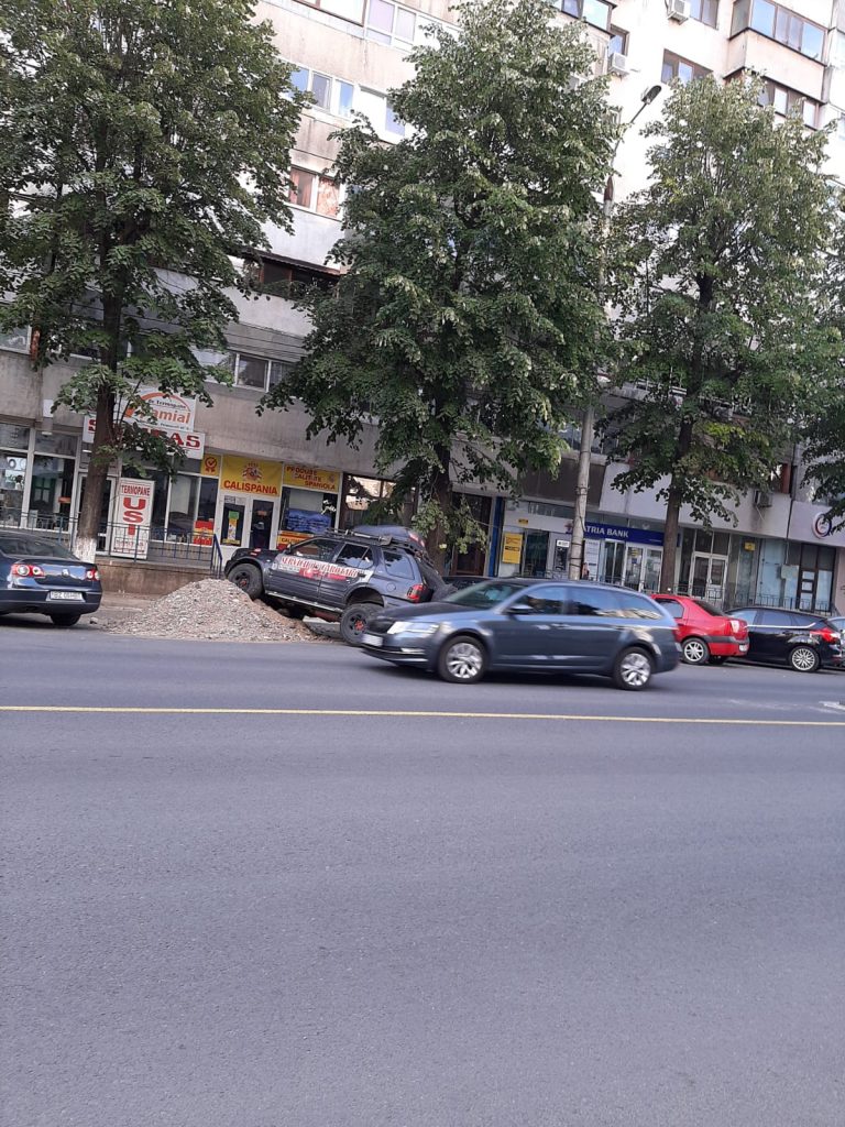 (FOTO) Inventivitatea, la ea acasă! Unde și-a parcat mașina un buzoian direct afectat de lipsa locurilor de parcare de pe Unirii
