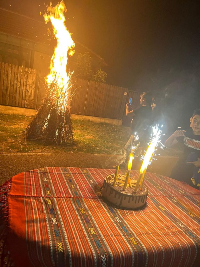 (FOTO&VIDEO) Sărbătoarea „Focului de Tabără” la Poșta Câlnău! Cu ce surprize au venit sătenii