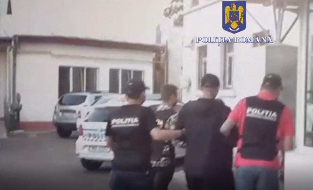 (FOTO&VIDEO) Bandă de hoți din locuințe,  destructurată. Unul dintre spărgători abia ieșise din închisoare