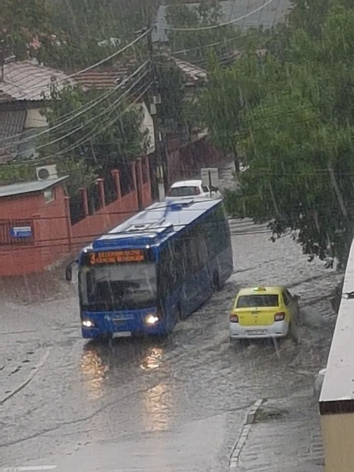 Ploaie torențială și grindină, în Buzău. Străzi pline de apă, copaci doborâți de vânt