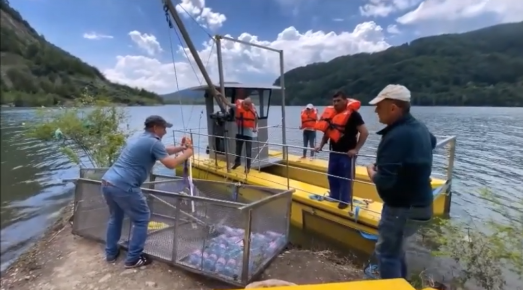 Ambarcațiune specială pe lacul Siriu. Ce rol are