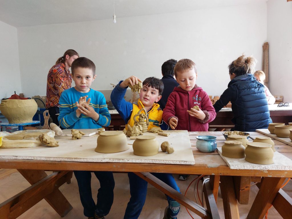 Tabere gratuite la Școala de Olărit de la Colți! Cui i se adresează această invitație