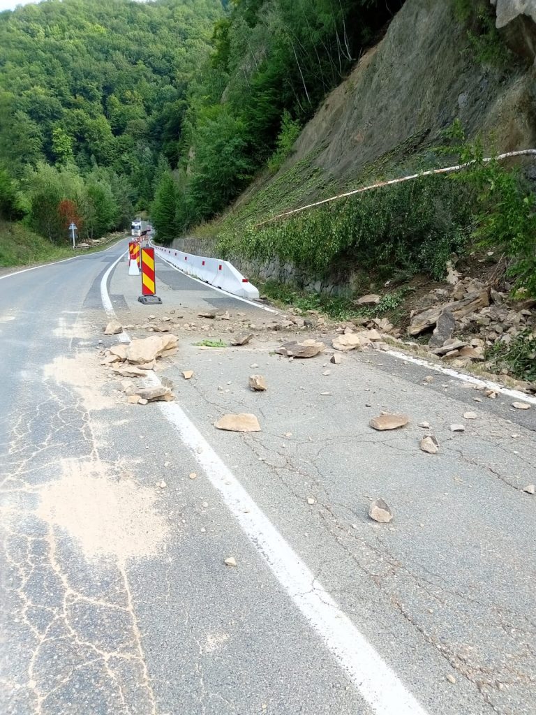Cad, din nou, bolovani pe DN10, la Siriu! Șoferii, sfătuiți să circule cu prudență