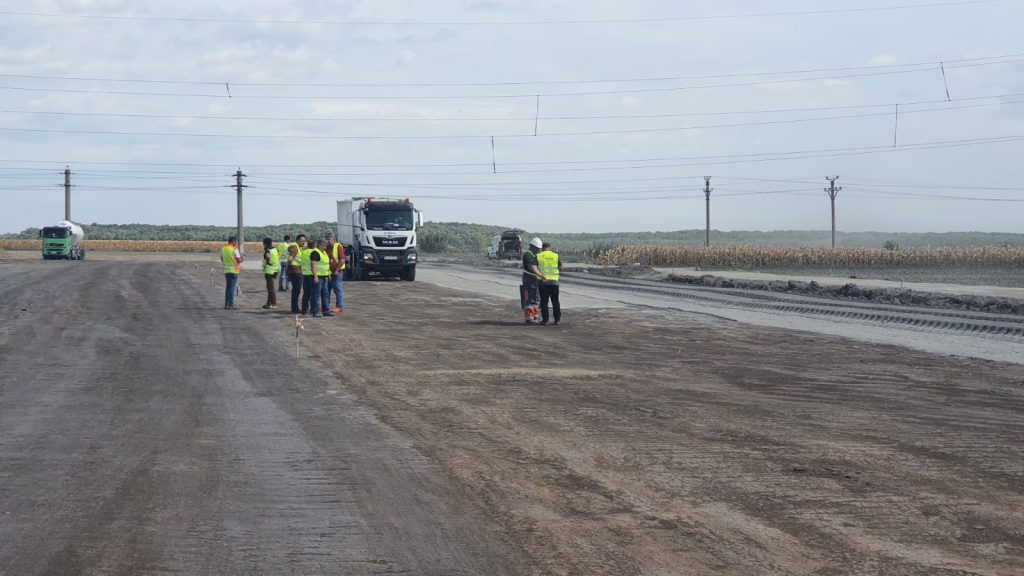 (FOTO) Cum decurg lucrările la Autostrada A7. Utilajele nu stau locului nici o clipă!