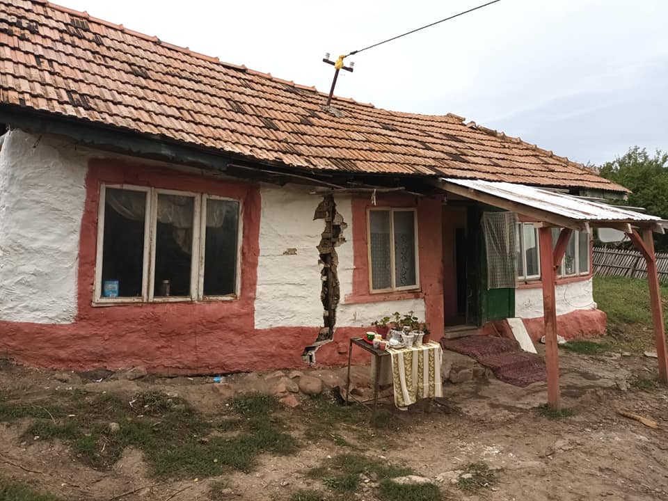 (FOTO) Locuința unei familii din Pârscov, distrusă de o alunecare de teren. Localnicii, nevoiți să se mute în module speciale