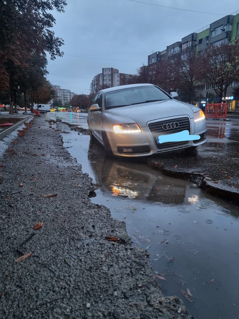 Ploaie torențială în Buzău. O mașină a rămas blocată într-un șanț, pe Unirii