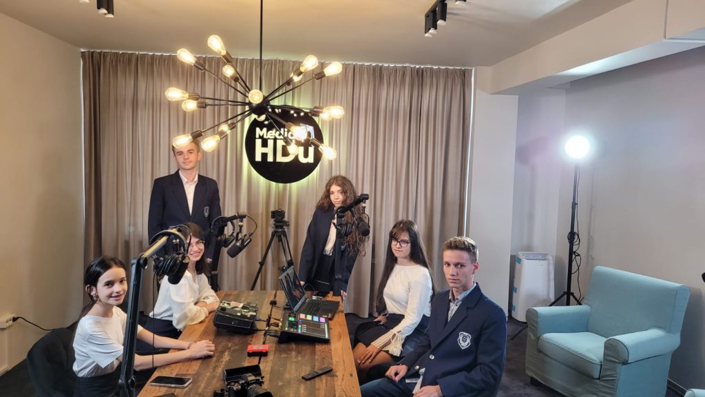 (VIDEO) Centru media la cel mai titrat colegiu din Buzău. Cum arată locul unde elevii vor face emisiuni, podcasturi și interviuri