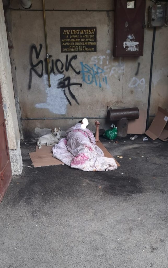 (FOTO) Intersecțiile și scările de bloc, raiul cerșetorilor. Apelul Poliției Locale