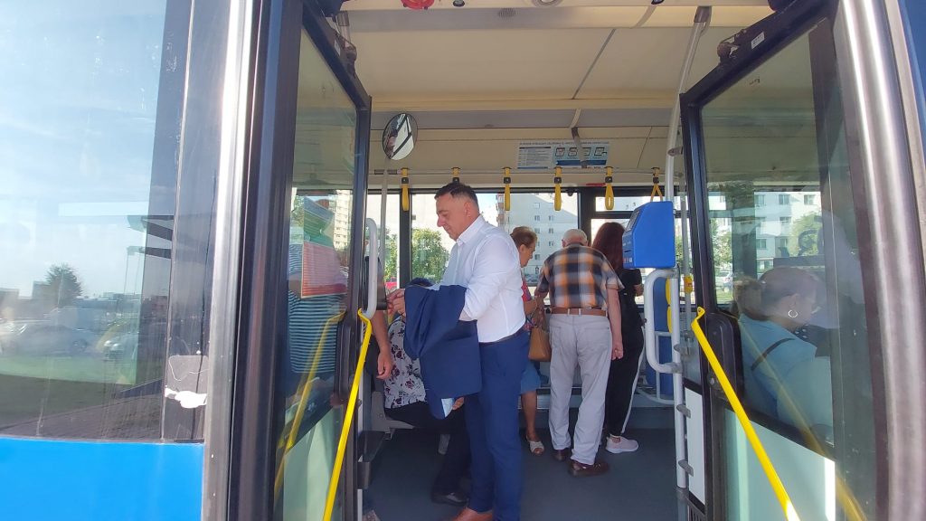(VIDEO) ”Schimbă PET-ul cu biletul”, campania care l-a făcut pe viceprimarul Buzăului să meargă cu autobuzul la serviciu