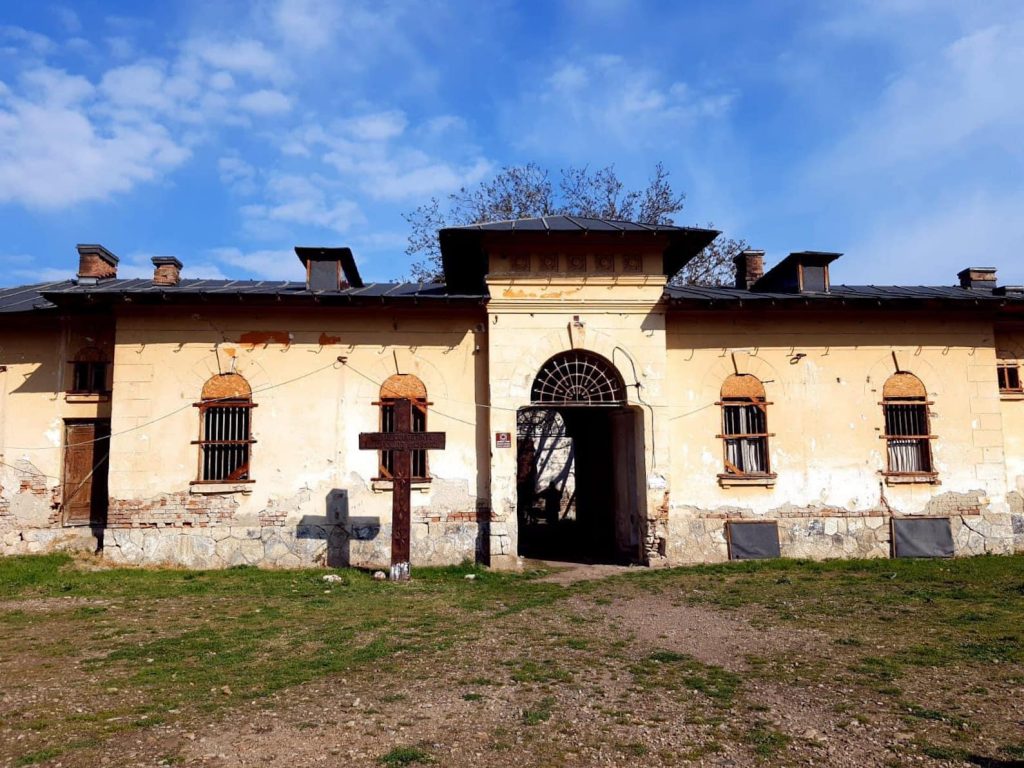 (FOTO) Moment istoric! Încep lucrările pentru reamenajarea fostei temnițe de la Râmnicu Sărat