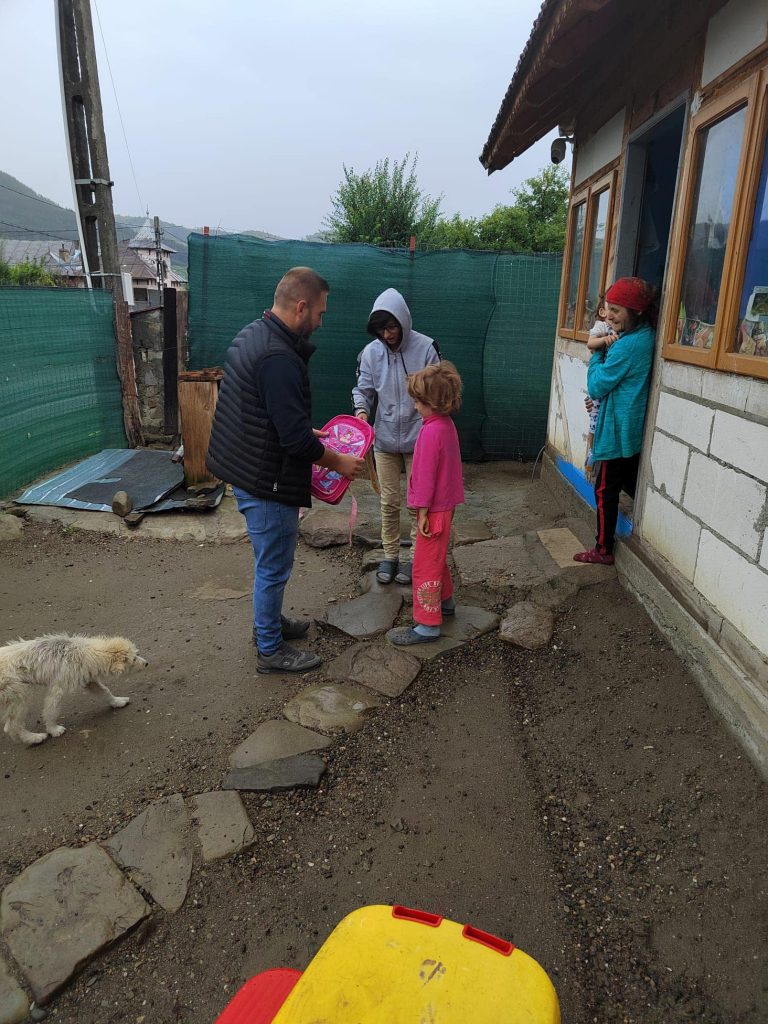 “Un ghiozdan pentru un copil”, campania TNL Buzău prin care zeci de copii au primit cele necesare pentru noul an școlar