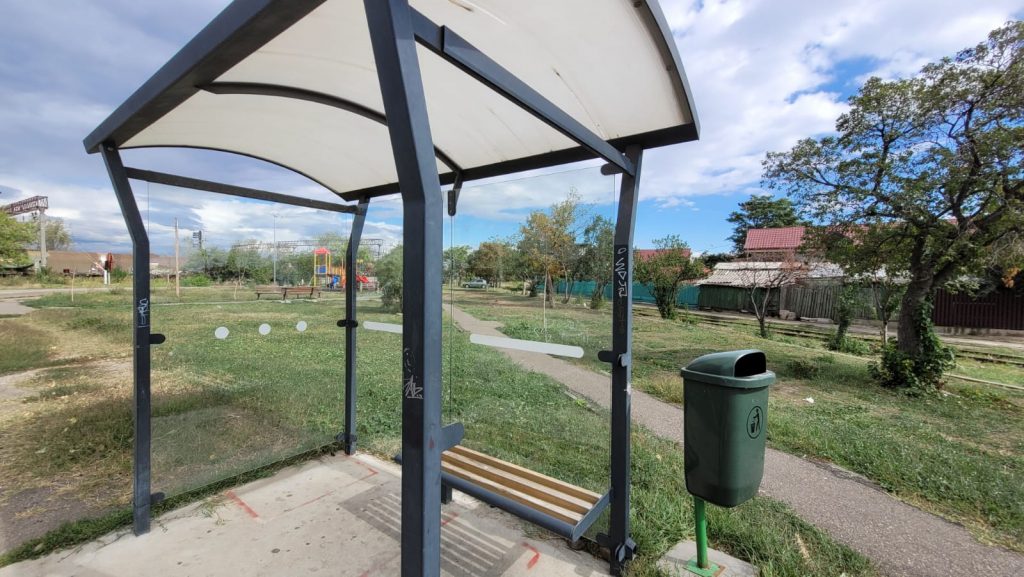 (FOTO) Stație de autobuz nouă, vandalizată în Buzău