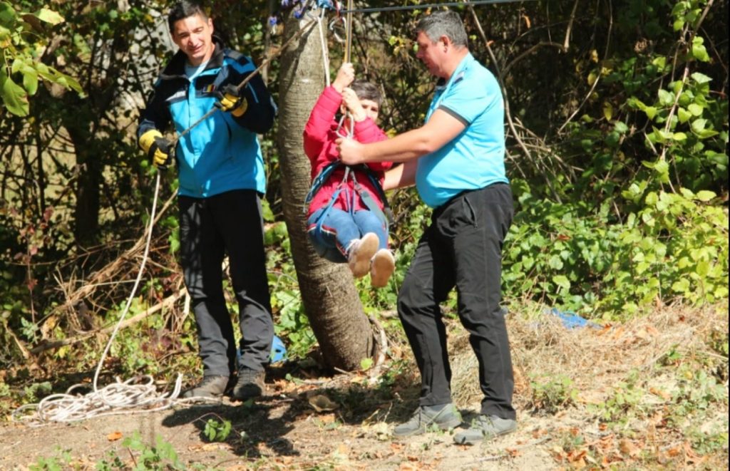 (Video) ”Căi fără obstacole în natură”, o zi specială pusă la cale de jandarmii buzoieni pentru prietenii speciali din fotolii rulante