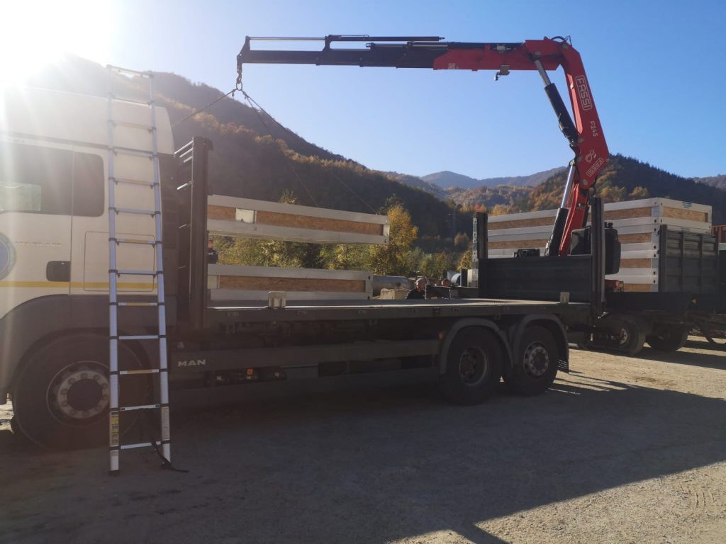 Cele 6 familii din Siriu, rămase fără locuințe, vor avea un acoperiș deasupra capului. Construcțiile modulare au ajuns astăzi