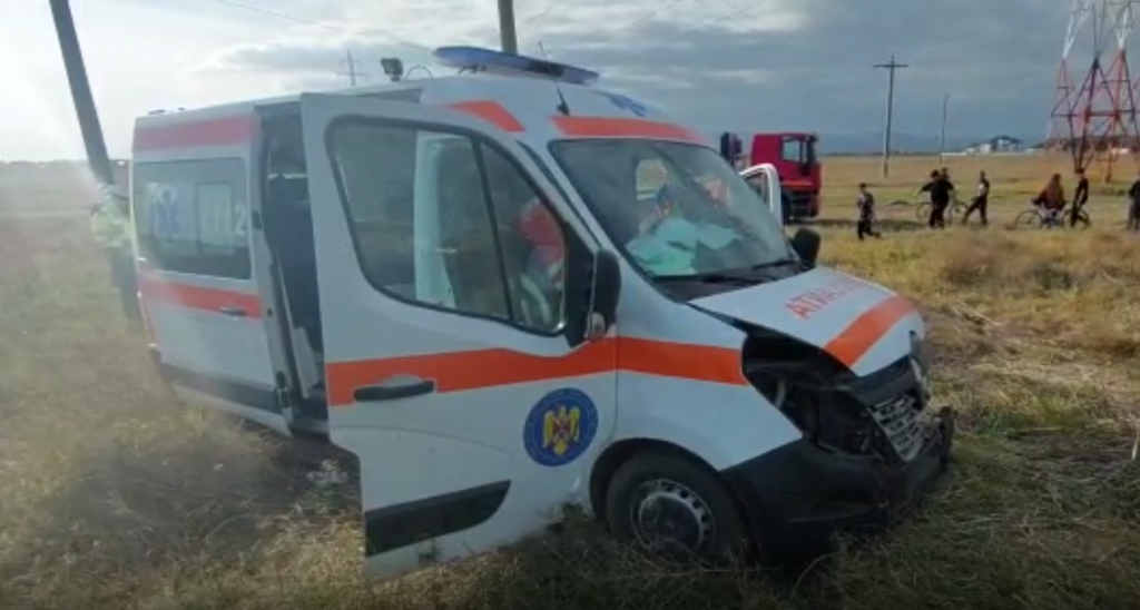 (VIDEO) Imagini șocante de la locul accidentului în care a fost implicată o ambulanță. Care este starea victimelor