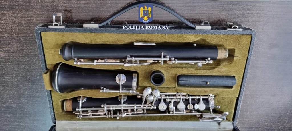 (FOTO&VIDEO) Instrument muzical furat din biserică, recuperat după mai bine de un an. Oboiul de mii de euro fusese scos la vânzare pe OLX