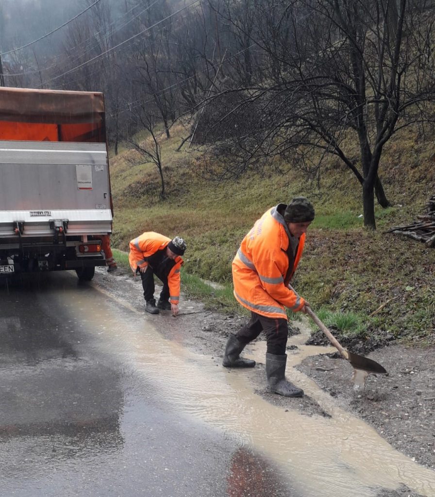 (FOTO) A plouat torențial în tot județul. Drumurile, acoperite de apă și pietre